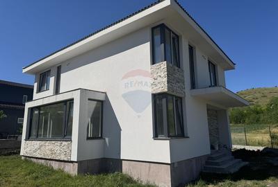 Casa spatioasa cu 5 camere in Corpadea - liniste, natura si confort - 3