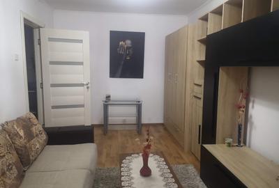 Închiriez apart 2 camere, etaj 1, Micro 17 - 4