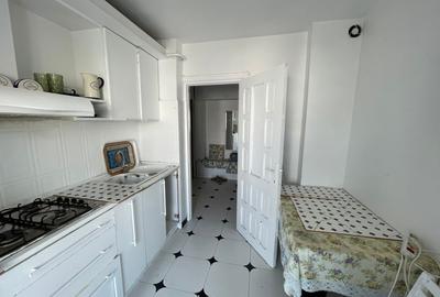 Apartament cu 3 camere decomandat în Podul de Fier