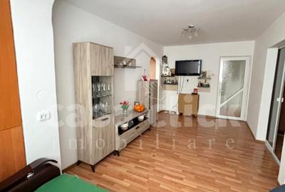 Apartament cu 3 camere semidecomandat, mobilat în Micro 19