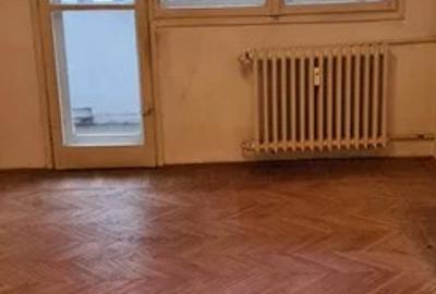 Apartament cu 3 camere semidecomandat în Titan