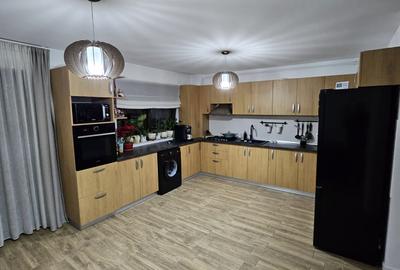 De vânzare apartament 2 camere + living cu bucătărie + 2 parcări - 4