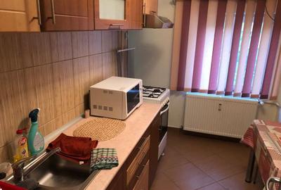 Decebal-piata muncii metrou-garsoniera superba,mobilata lux, etaj 4,,350 euro - 3