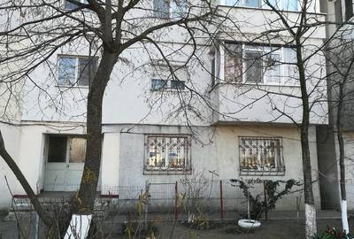 Apartament cu 4 camere decomandat în Micro 39