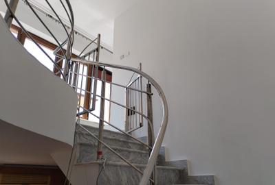 Duplex cu scara interioara si curte - constructie noua - 2