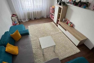 Apartament cu 3 camere decomandat în Nicolina