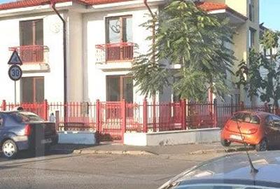 Casă individuală cu 10 camere în Zorilor