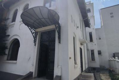 Casă individuală cu 8 camere în Aviatorilor