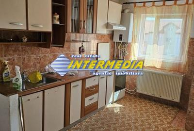 Apartament cu 3 camere semidecomandat, mobilat în Ampoi 1