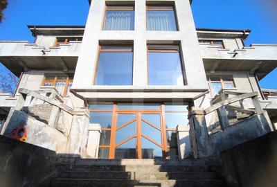 Casă individuală cu 15 camere în Calea Severinului
