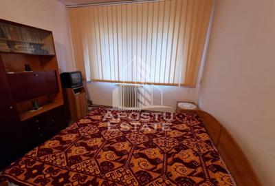 Apartament cu 3 camere,semidecomandat,etaj intermediar,zona Soarelui - 2