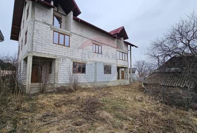 Casă / Vilă cu 12 camere, teren intravilan de 2869mp în Siminicea, SV - 33