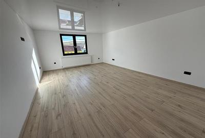 Casa cu 4 camere si 3 bai pretabila birouri in Sura  Mare - 2