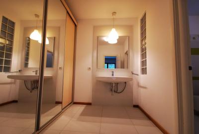 Vila moderna langa lac, mobilata complet - 9