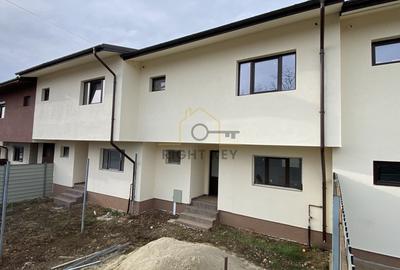 Casă cu 4 camere în Domnești