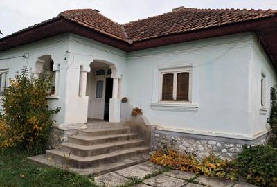 Casă individuală cu 4 camere în Baia de Fier