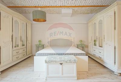 Apartament cu 3 camere semidecomandat, mobilat în Schei