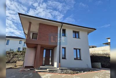 Casa superba, panouri fotovoltaice, standarde NZEB - 2