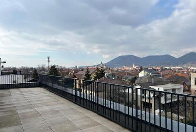 Penthouse cu 3 camere semidecomandat în Orașul Vechi