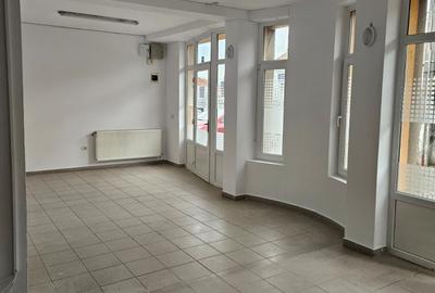 Spațiu comercial, de 43.00 mp, în Central