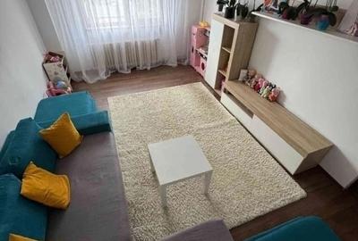 Apartament cu 3 camere decomandat în Nicolina
