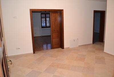 Închiriem birouri în centrul Timisoarei 42mp-360€ , 67mp-550€ , 75 mp-600€ - 10