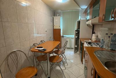 Apartament cu 4 camere semidecomandat în Gară