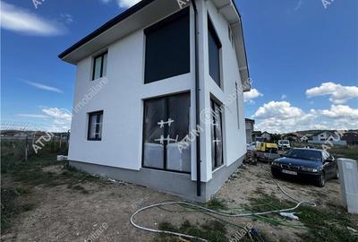 Casă individuală cu 4 camere în Cristian