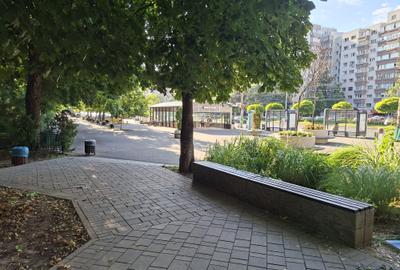 Gorjului Metrou in fata blocului Garsoniera Moderna - 9