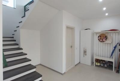 Casa la intrare in comuna,teren 894 mp,244 mp utili,200 m de blv. - 7