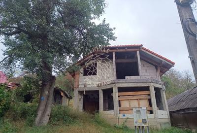 Casă individuală cu 5 camere în Teaca