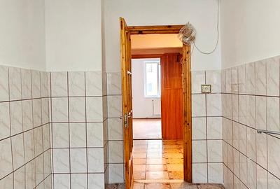 Apartament 3 camere decomandate, etaj 1,cu loc de parcare si boxa, Cl.Romanului - 12