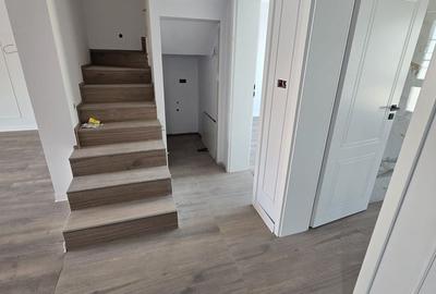 Duplex despartit prin camera tehnica - 4 camere Toate Utilitatile - 12