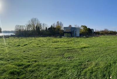 Teren vedere panoramica parțială lac si pădure, central, toate utilitățile - 6