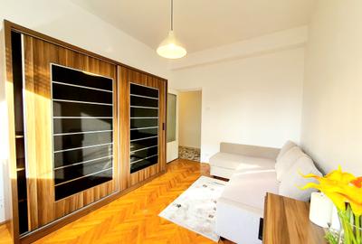 Apartament cu 3 camere decomandat, mobilat în Romană