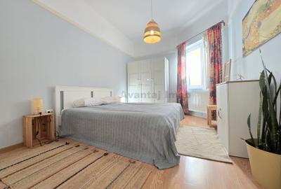 Apartament cu 3 camere semidecomandat, mobilat în P-ța Universității