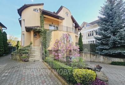 Casă individuală cu 8 camere în Cetate