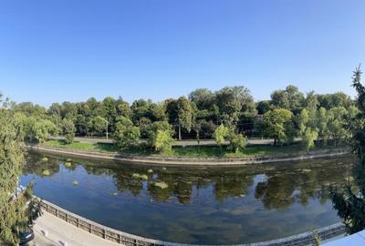 Apartament cu 3 camere semidecomandat, mobilat în Central