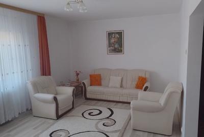 Apartament cu 3 camere semidecomandat, mobilat în 9 Mai