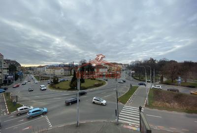 Apartament cu 3 camere decomandat, mobilat în Central