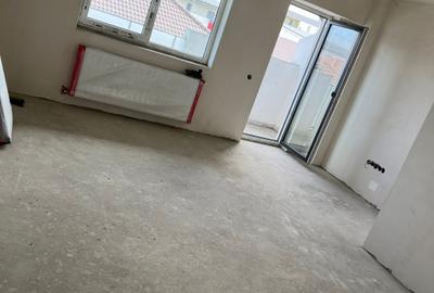 Apartament cu 3 camere semidecomandat în Florești