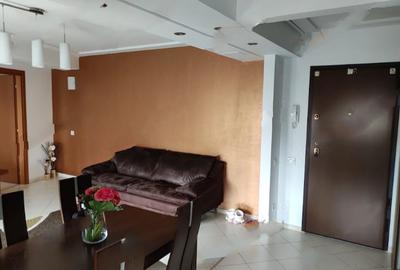 Apartament cu 3 camere semidecomandat în P-ța Muncii