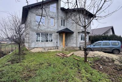 Casă individuală cu 6 camere în Domnești
