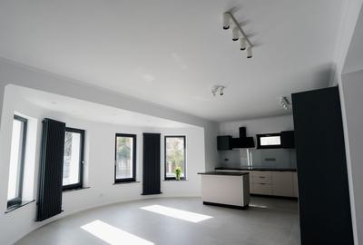 Sanctuar Urban în Inima Piperei: Eleganță Contemporană pe 1.000 mp de Intimitate - 7