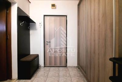 Apartament cu 3 camere semidecomandat, mobilat în Miorița