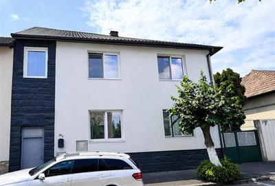 Casa in apreciabil potential,cu terase, curte,gradina echipata,2 pivnite,Str. Ro - 7