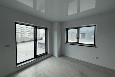Apartament cu 3 camere decomandat în Nicolina
