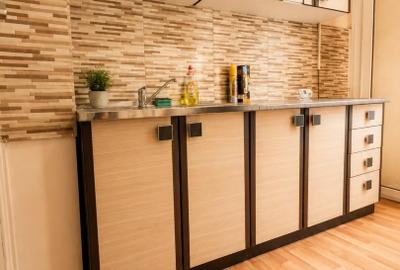 Vând apartament cu 2 camere, centrala, bloc anvelopat, termopane, parter înalt - 1