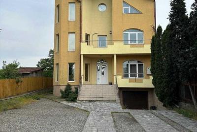 Vila cu  8 camere , 424 mp, curte, 9 parcari , terasa , Intre Lacuri