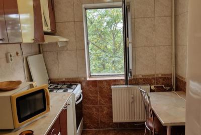 Sud ,se inchiriaza apartament decomandat 3 camere,pret 300 euro - 2